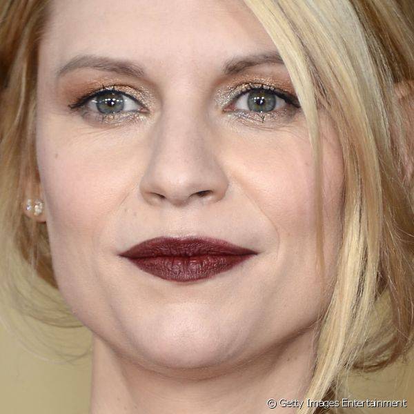 A atriz Claire Danes usou um batom vinho com os olhos dourados